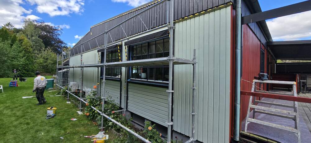 Förarbete vid fasadrenovering – lagning av sprickor och puts i Kvidinge